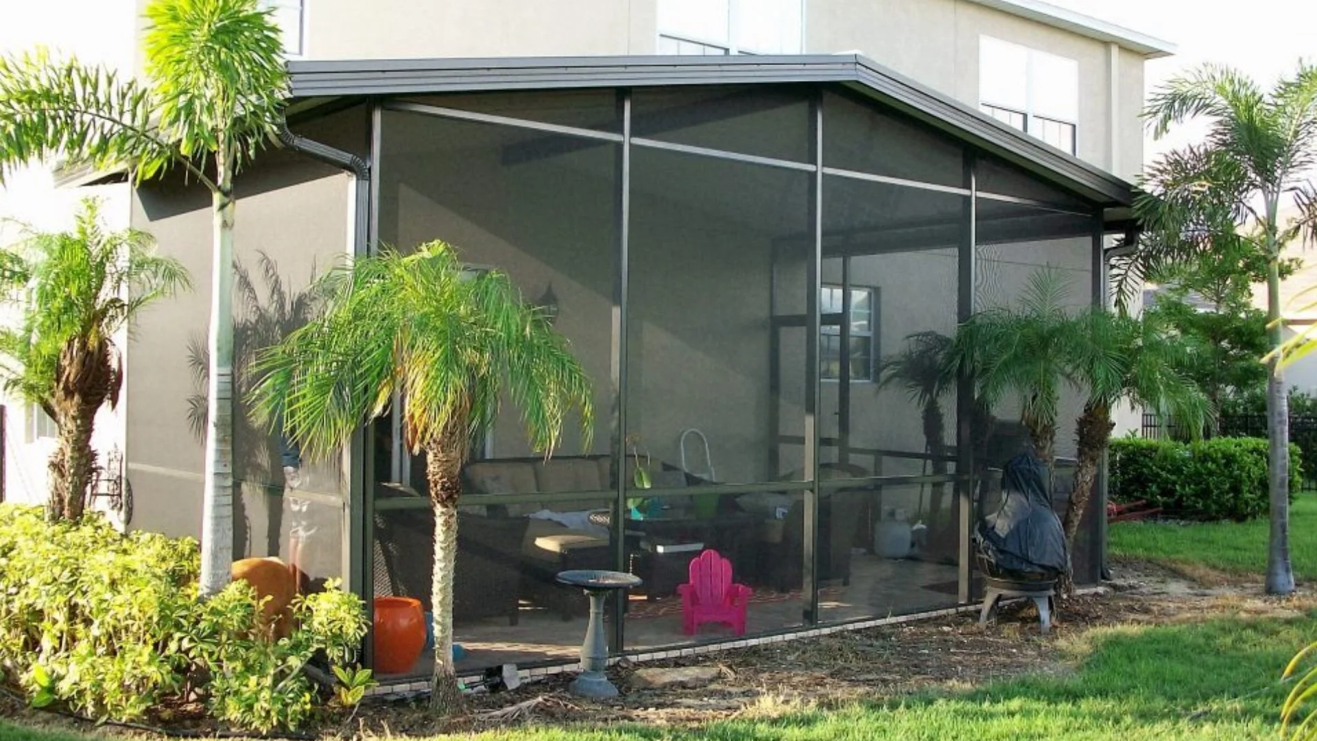 Hiring Pros to Install a Screen Room? Make Sure They Offer Warranties!